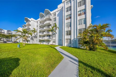 Condo in Miami, Florida, 2 bedrooms  № 1952823 - photo 27
