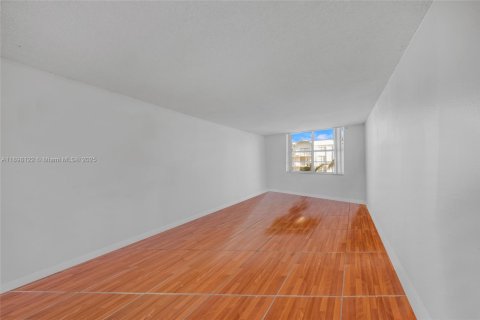 Condo in Miami, Florida, 2 bedrooms  № 1952823 - photo 16