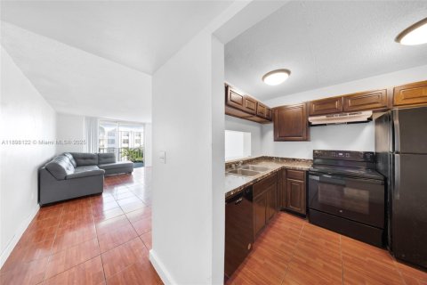 Condo in Miami, Florida, 2 bedrooms  № 1952823 - photo 9