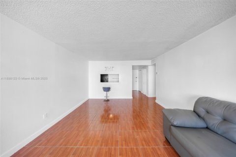 Condo in Miami, Florida, 2 bedrooms  № 1952823 - photo 7