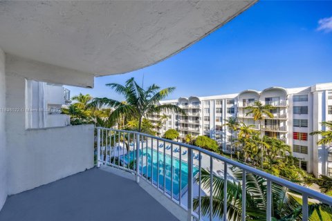 Condo in Miami, Florida, 2 bedrooms  № 1952823 - photo 3