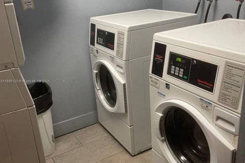 Condo in Miami, Florida, 2 bedrooms  № 1952823 - photo 23