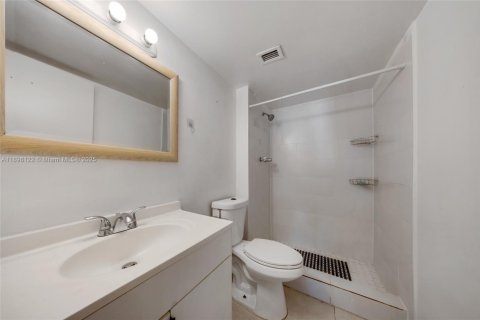 Condo in Miami, Florida, 2 bedrooms  № 1952823 - photo 15