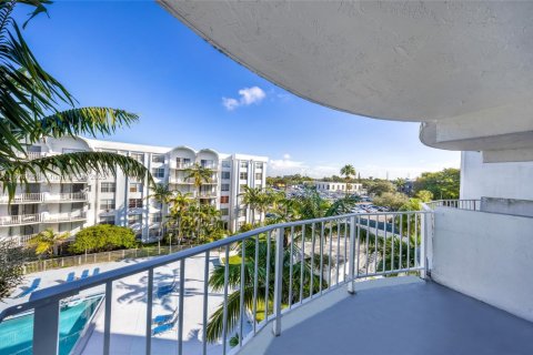 Condo in Miami, Florida, 2 bedrooms  № 1952823 - photo 2