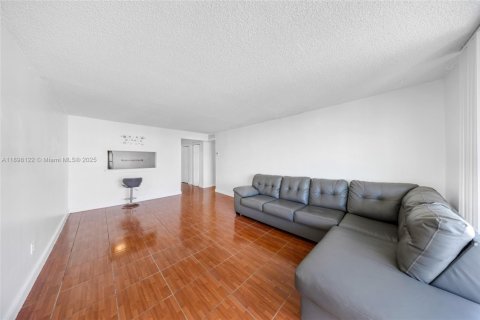 Condo in Miami, Florida, 2 bedrooms  № 1952823 - photo 6