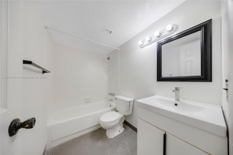 Condo in Miami, Florida, 2 bedrooms  № 1952823 - photo 20