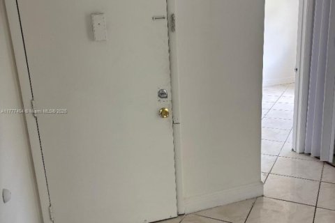 Condo in Miami, Florida, 3 bedrooms  № 1713931 - photo 8