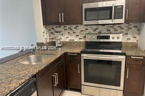 Condo in Miami, Florida, 3 bedrooms  № 1713931 - photo 1