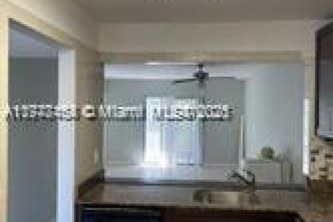 Condo in Miami, Florida, 3 bedrooms  № 1713931 - photo 4