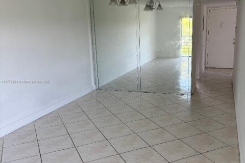 Condo in Miami, Florida, 3 bedrooms  № 1713931 - photo 11