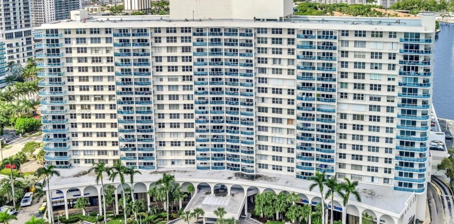 Condominio en Hollywood, Florida, 2 dormitorios № 1867044