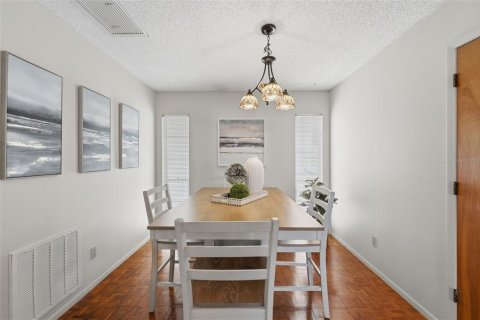 Villa ou maison à vendre à Treasure Island, Floride: 4 chambres, 187.2 m2 № 2399079 - photo 18