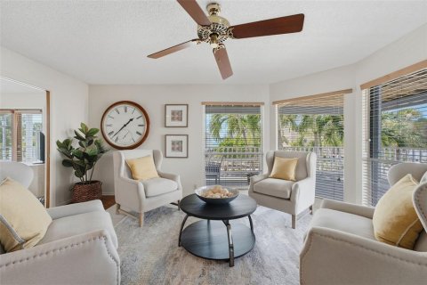 Villa ou maison à vendre à Treasure Island, Floride: 4 chambres, 187.2 m2 № 2399079 - photo 6