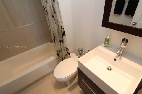 Condo in Miami Beach, Florida, 2 bedrooms  № 1957486 - photo 11