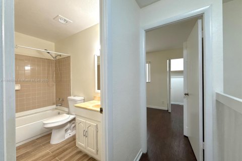 Townhouse in Sunrise, Florida 2 bedrooms, 107.02 sq.m. № 1887654 - photo 13