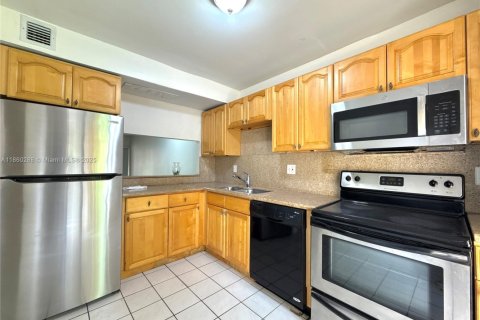 Townhouse in Sunrise, Florida 2 bedrooms, 107.02 sq.m. № 1887654 - photo 5