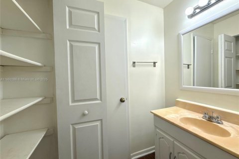 Townhouse in Sunrise, Florida 2 bedrooms, 107.02 sq.m. № 1887654 - photo 16