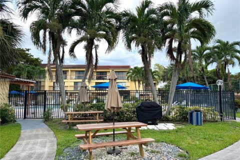 Townhouse in Sunrise, Florida 2 bedrooms, 107.02 sq.m. № 1887654 - photo 25