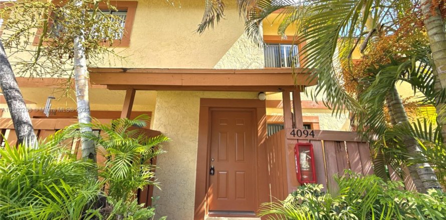Townhouse in Sunrise, Florida 2 bedrooms, 107.02 sq.m. № 1887654