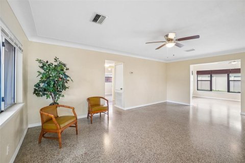 House in Clearwater, Florida 3 bedrooms, 142.7 sq.m. № 2215403 - photo 5