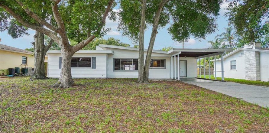 House in Clearwater, Florida 3 bedrooms, 142.7 sq.m. № 2215403