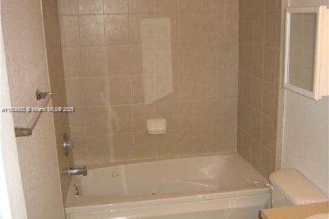 Снять в аренду кондоминиум в Холливуд, Флорида 2 спальни, 100.33м2, № 1943411 - фото 10