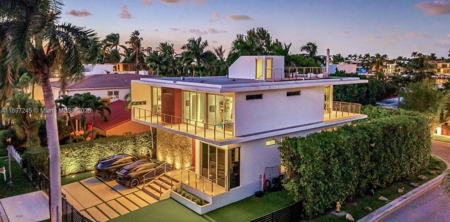 Дом в Майами-Бич, Флорида 6 спален, 407.38м2 № 1956437