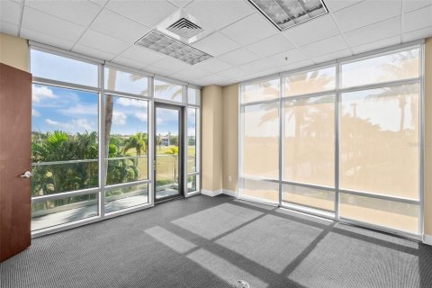Commercial property in Tampa, Florida 699.83 sq.m. № 2195440 - photo 4