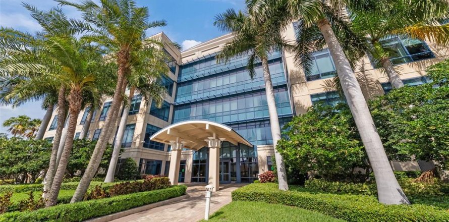 Commercial property in Tampa, Florida 699.83 sq.m. № 2195440