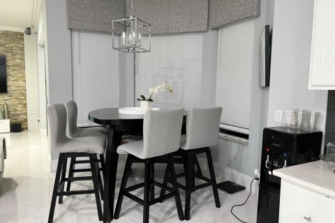 Villa ou maison à vendre à St. Lucie, Floride: 4 chambres, 222.22 m2 № 2378414 - photo 19