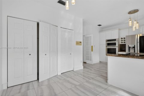 Купить таунхаус в Авентура, Флорида 4 спальни, 250.84м2, № 1992745 - фото 12