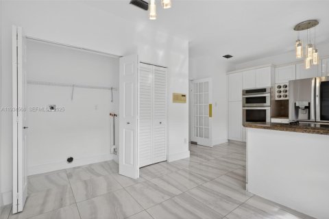 Купить таунхаус в Авентура, Флорида 4 спальни, 250.84м2, № 1992745 - фото 11