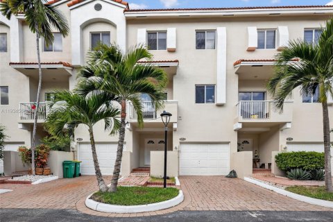 Купить таунхаус в Авентура, Флорида 4 спальни, 250.84м2, № 1992745 - фото 1