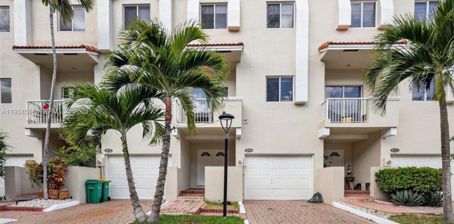 Таунхаус в Авентура, Флорида 4 спальни, 250.84м2 № 1992745