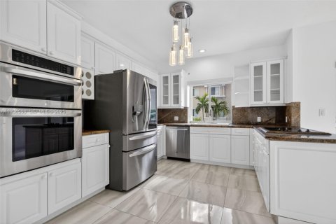 Купить таунхаус в Авентура, Флорида 4 спальни, 250.84м2, № 1992745 - фото 5