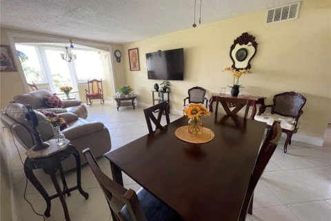 Condo in Sunrise, Florida, 1 bedroom  № 1702432 - photo 13