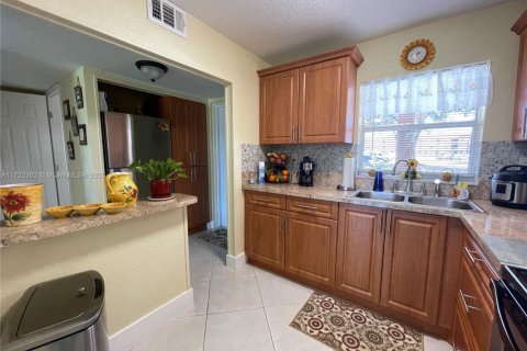 Condo in Sunrise, Florida, 1 bedroom  № 1702432 - photo 3