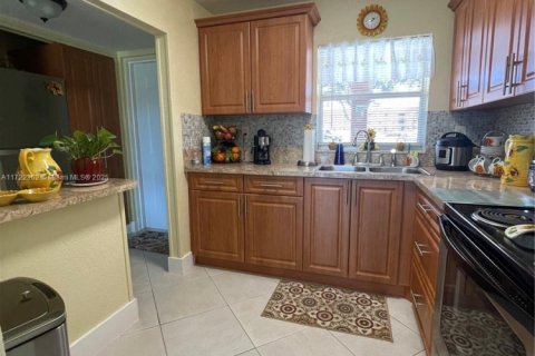 Condo in Sunrise, Florida, 1 bedroom  № 1702432 - photo 4
