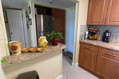 Condo in Sunrise, Florida, 1 bedroom  № 1702432 - photo 2