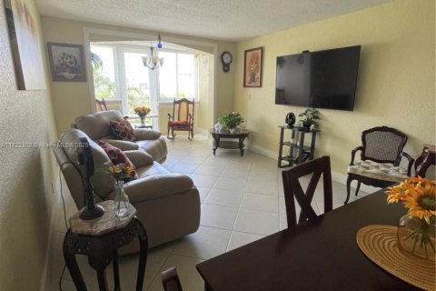 Condo in Sunrise, Florida, 1 bedroom  № 1702432 - photo 15