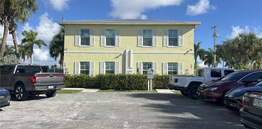 Commercial property in Riviera Beach, Florida 442.21 sq.m. № 1954235