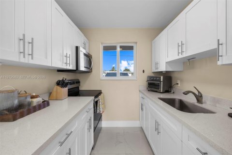 Villa ou maison à louer à Miami, Floride: 3 chambres, 97.27 m2 № 2046106 - photo 2