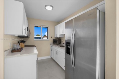 Villa ou maison à louer à Miami, Floride: 3 chambres, 97.27 m2 № 2046106 - photo 3