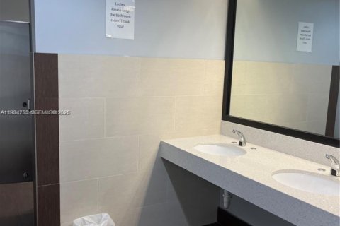 Propiedad comercial en venta en Miami, Florida № 2158120 - foto 4