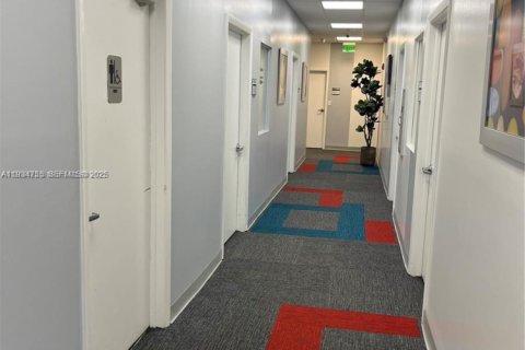 Propiedad comercial en venta en Miami, Florida № 2158120 - foto 3