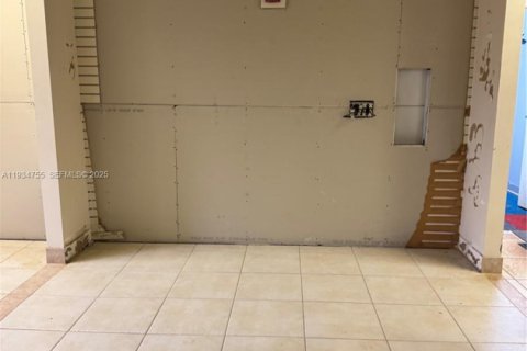 Propiedad comercial en venta en Miami, Florida № 2158120 - foto 6