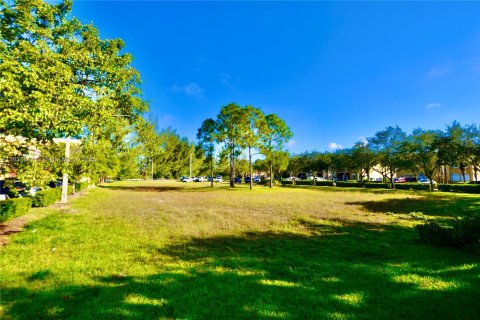 Commercial property in Miami, Florida № 1811409 - photo 2
