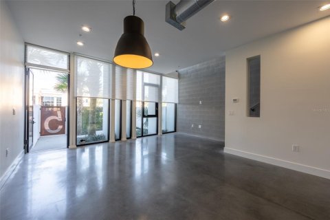 Touwnhouse à vendre à Winter Haven, Floride: 2 chambres, 152.36 m2 № 2195105 - photo 12