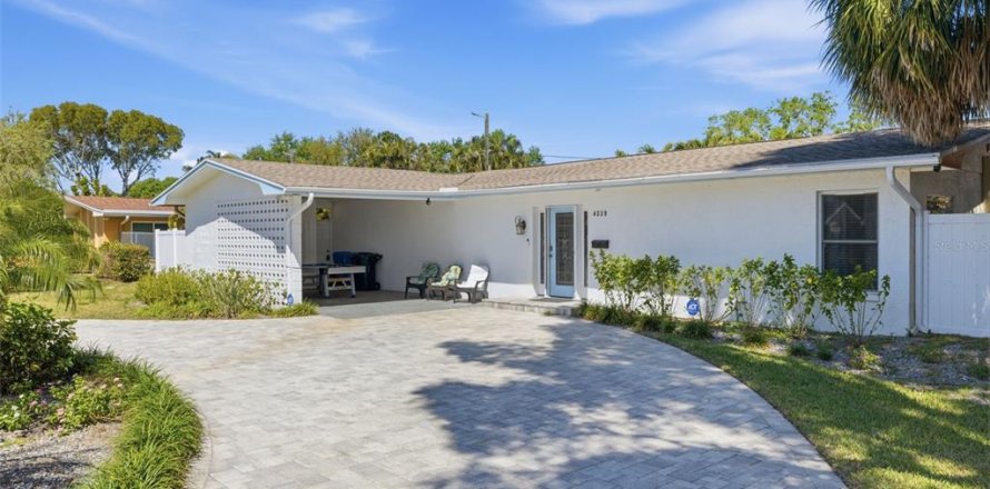 House in Saint Petersburg, Florida 3 bedrooms, 166.3 sq.m. № 2195733