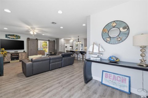 House in Saint Petersburg, Florida 3 bedrooms, 166.3 sq.m. № 2195733 - photo 3